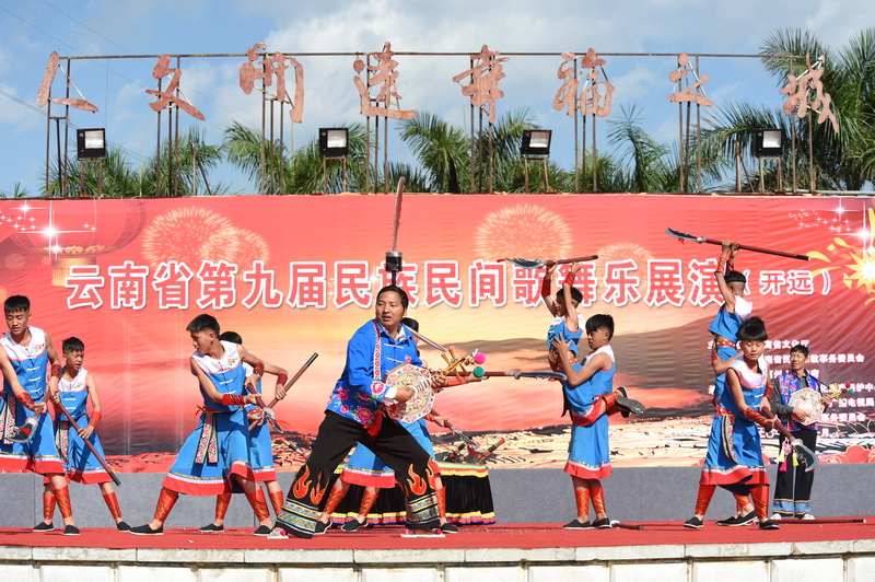 楚雄州代表队舞蹈彝族大刀舞《山寨课间》