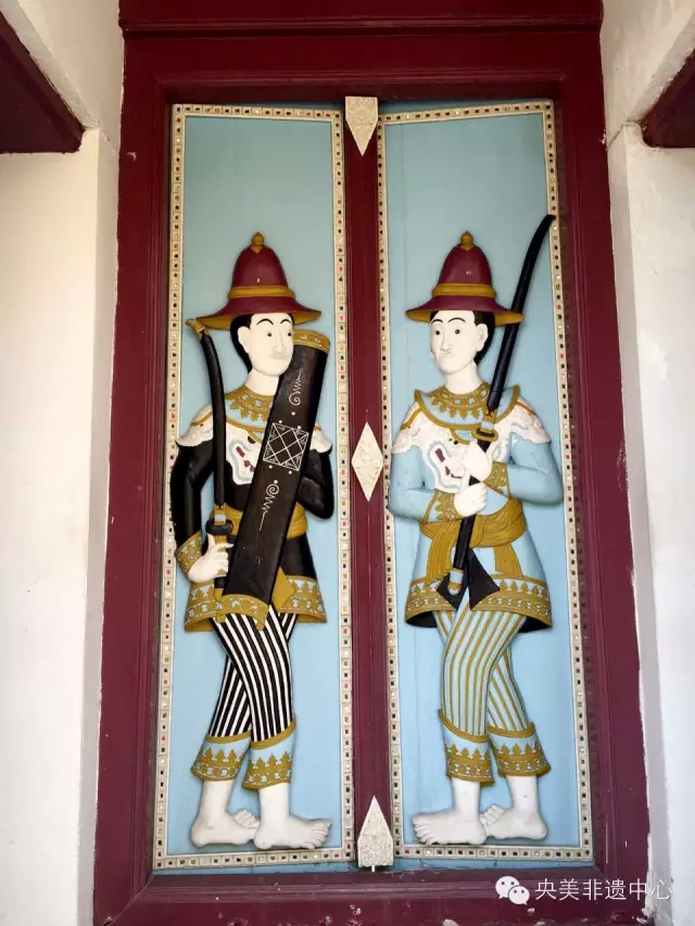 曼谷大皇宫建筑上的门画（乔晓光拍摄）