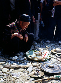黄丙荣，男，壮族（卡普），1938年生，现年69岁。云南省红河哈尼族彝族自治州金平苗族瑶族自治县者米乡巴哈村委会巴哈村人，是当地祭祀活动的主持人，当地民间尊称“宝木”。