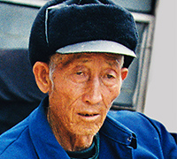 李绕先，男，彝族，1928年7月出生，红河哈尼族彝族自治州泸西县向阳乡阿盈里人，“兵器舞”传承人。