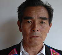 彭自洪，男，彝族，1944年6月出生，红河哈尼族彝族自治州石屏县异龙镇弥下村人，烟盒舞传承人。