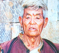 周小龙，男，彝族，1929年4月出生，红河哈尼族彝族自治州开远市碑格乡阿都克村人，祭祀舞传承人。