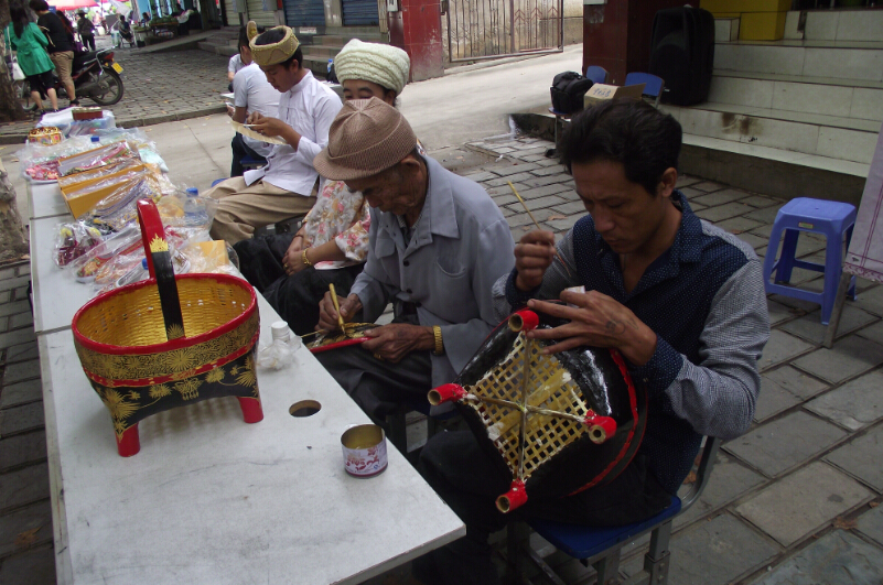 传承人展示传统技艺 传承人展示传统技艺