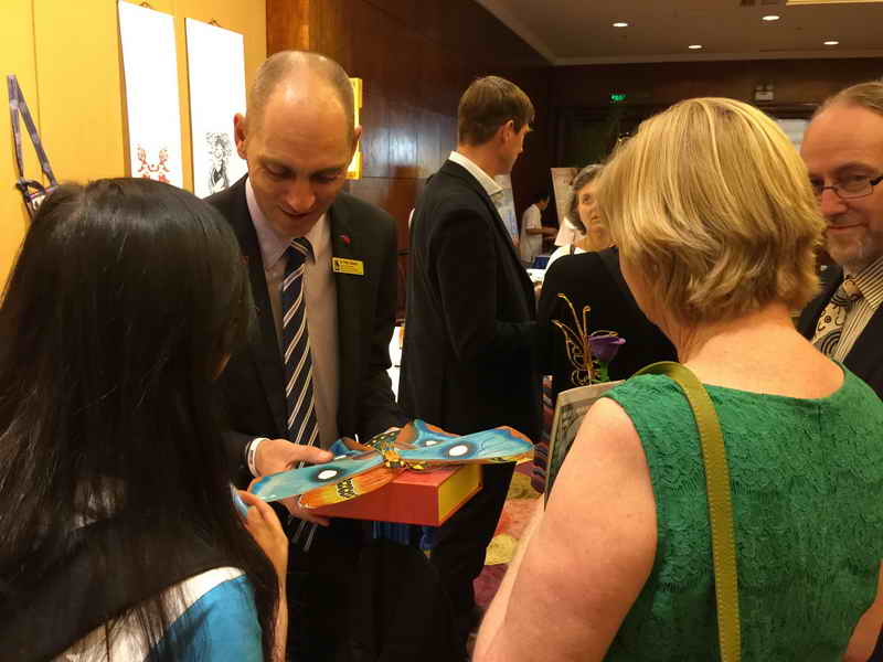 仔细观赏非遗展品的友城代表团