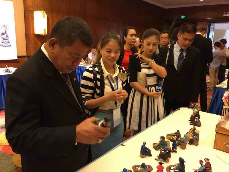 仔细观赏非遗展品的友城代表团 仔细观赏非遗展品的友城代表团