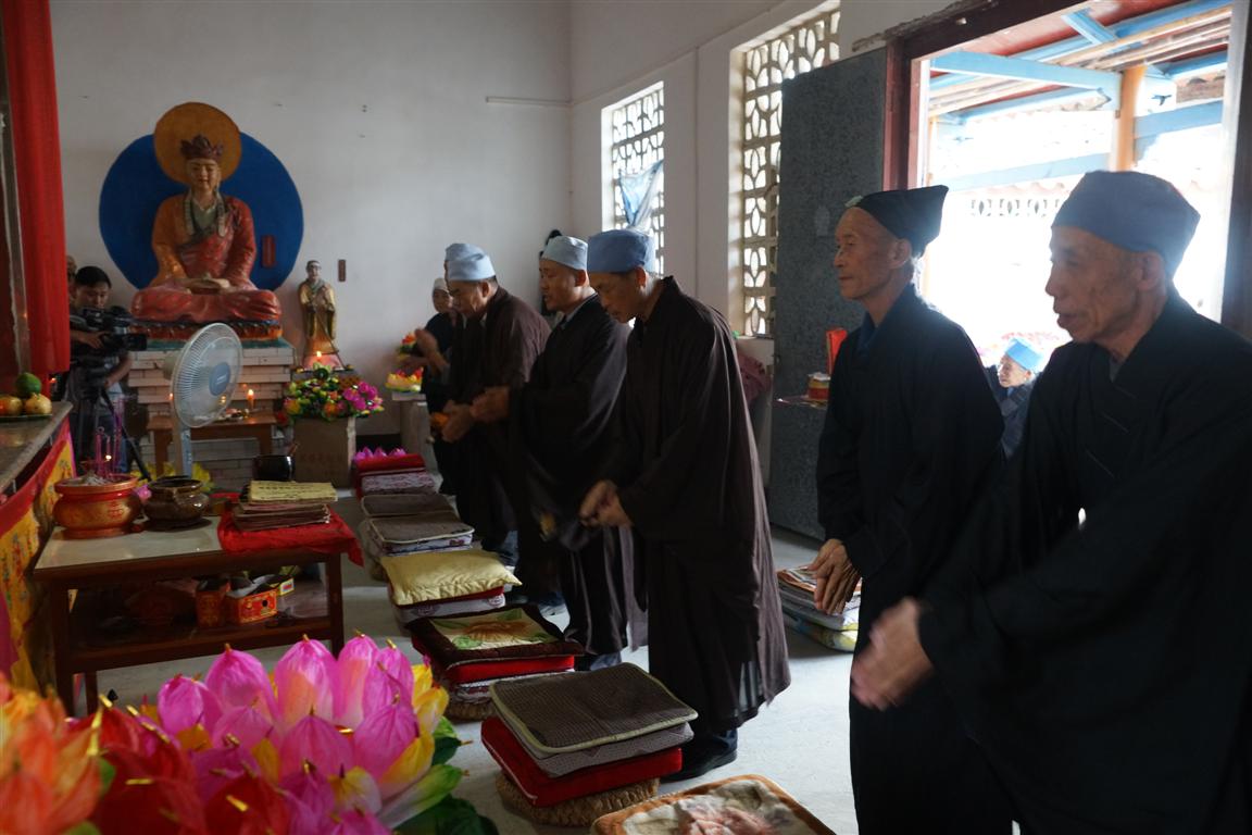 寺庙主持与信徒在诵念佛经