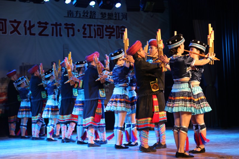 《芦笙踩堂》 《芦笙踩堂》