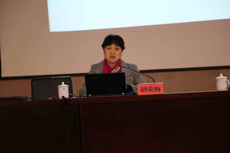 云南省非遗中心胡荣梅老师在授课 云南省非遗中心胡荣梅老师在授课