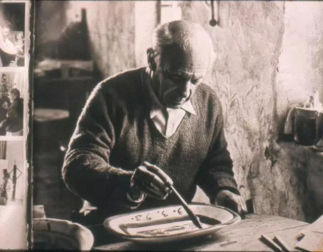 毕加索在创作陶艺作品